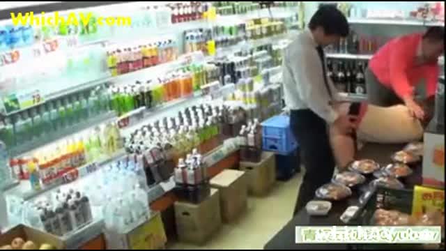 [亞洲素人自拍影片][日本片]奈良某巨乳千金大小姐少婦獨自到超市採買被店員及顧客連首硬上強姦輪暴，在生鮮台上被搞得體無完膚!