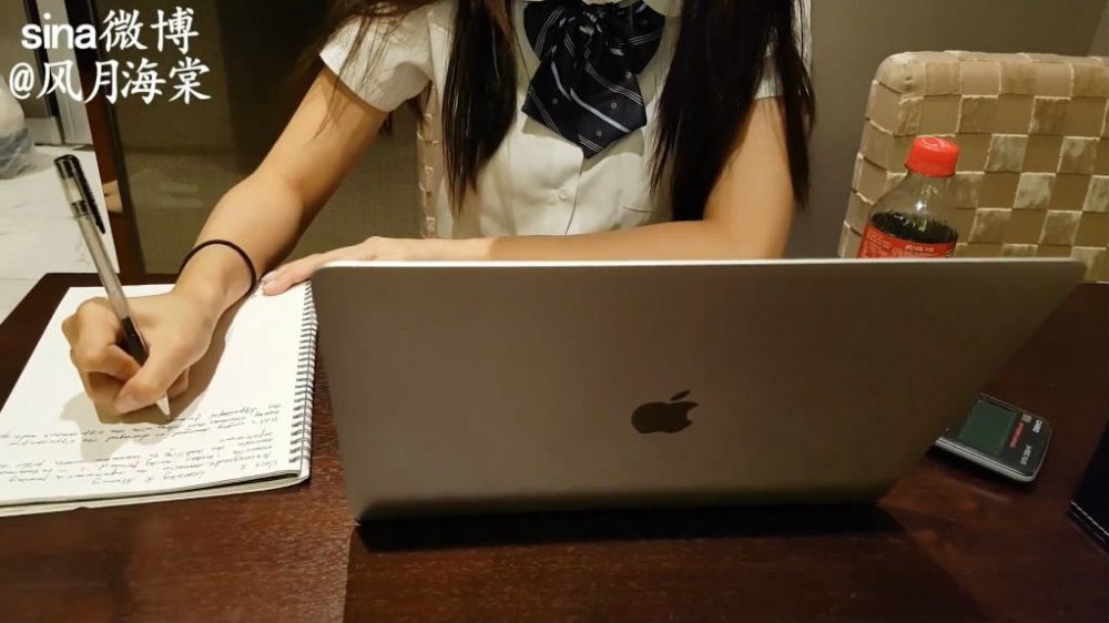海棠哥給學妹補習把她抱上桌子上乾呻吟刺激1080P高清原版