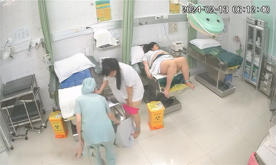 ✅ 醫院監控破解偷拍來做人流的女大學生脫光褲子分開雙腿等待醫生來做手術[MP4/415MB]